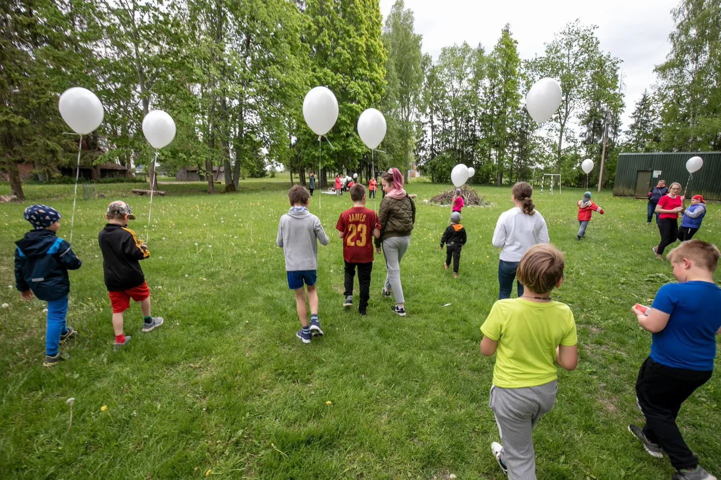 Mullu tähistasid Saarde valla lapsed oma päeva õhupallidega.