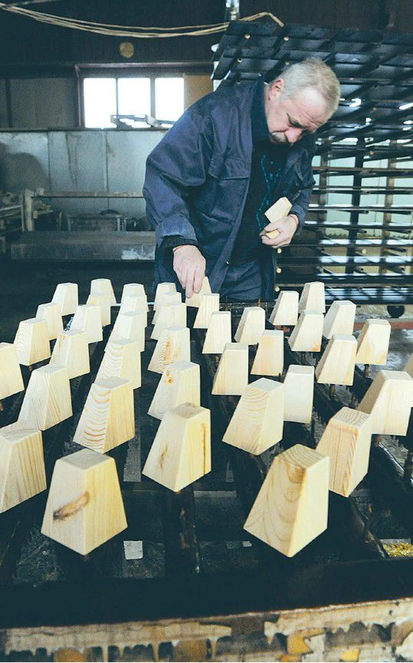 Mainorile kuuluv Askala, mis valmistab täispuidust mööblit, saadab enamuse toodangust Eestist välja ja kavandab koguni tootmise kasvu.