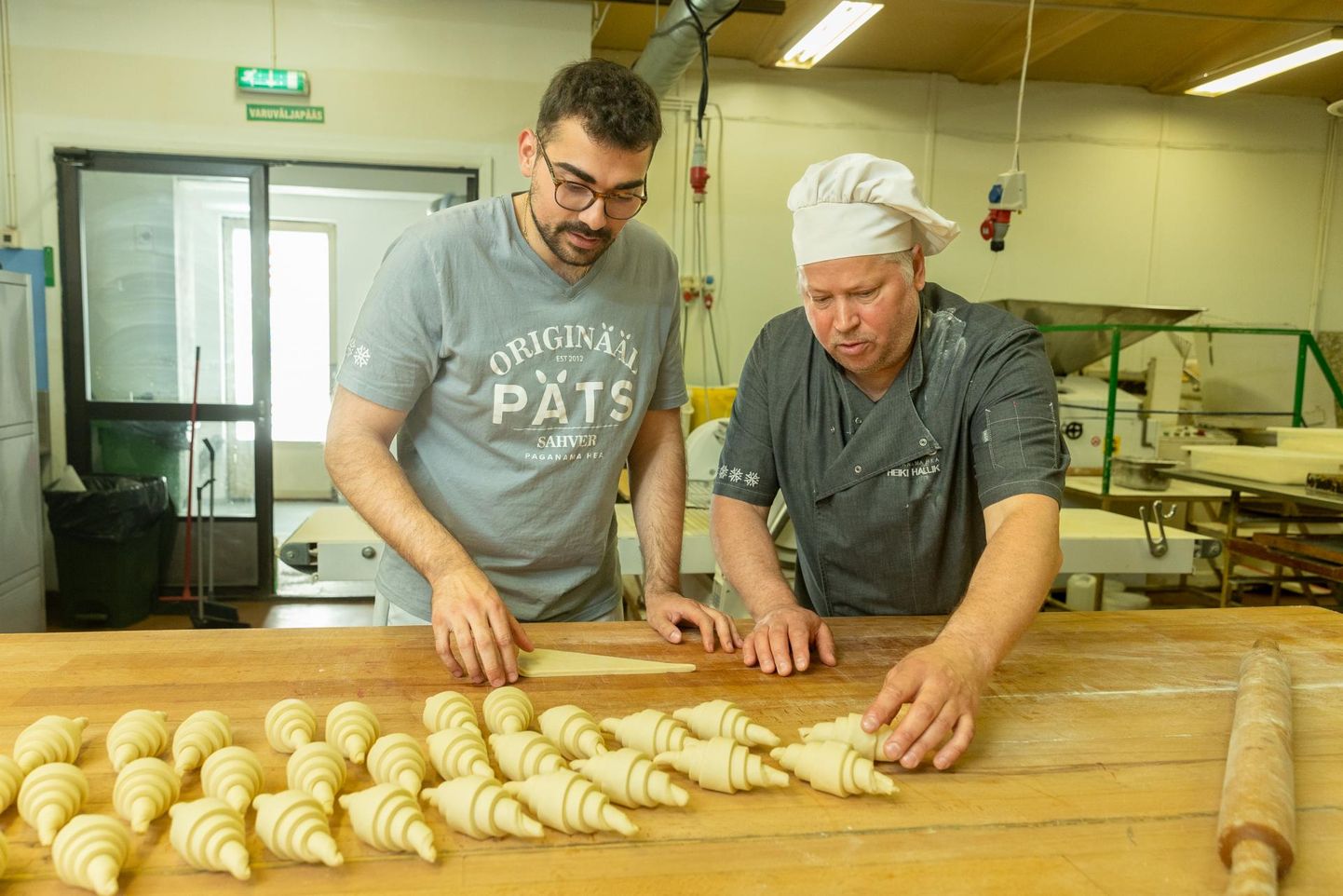 Prantslane Mathieu Lagrange ja Heiki Hallik Pätsi Sahvris croissant&#39;e valmistamas.