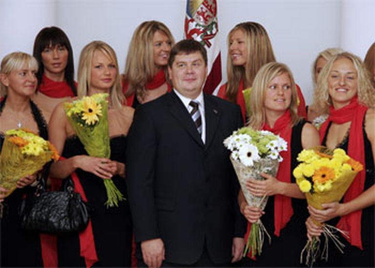 Uz svinīgo pieņemšanu Ministru kabinetā, Latvijas valstsvienība, kā jau vienota komanda, bija ieradusies elegantās melnās kleitās un efektīgās sarkana zīda šallēs. 