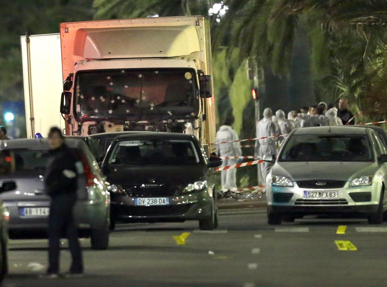 Krimiuurijad Nice'i rünnakus kasutatud veomasinat uurimas