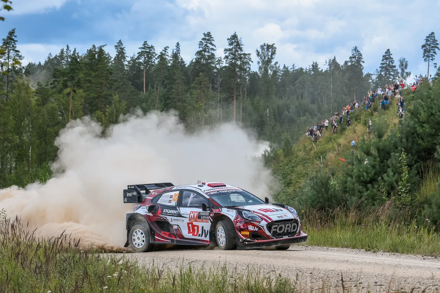 Latvijas pilots Mārtiņš Sesks un stūrmanis Renārs Francis FIA pasaules rallija čempionāta "Tet Rally Latvia" ātrumposmā "Tukums 1-Tukums 2".