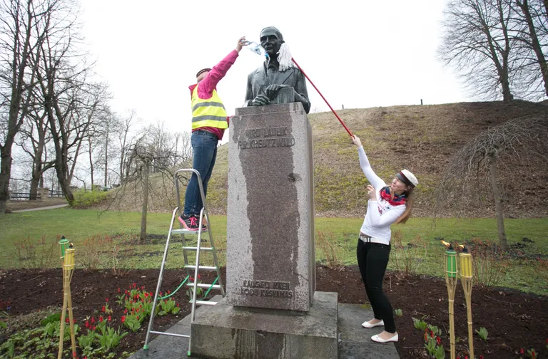Von Baeri pea ei ole ainus, mis puhtaks saab. Siin pesevad tudengid Friedrich Reinhold Kreutzwaldi pead.