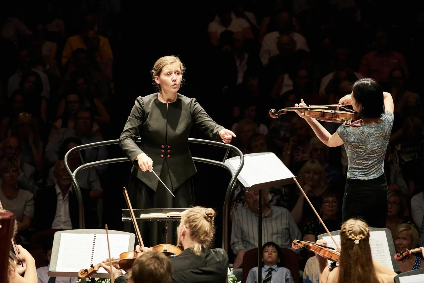 Dirigent Ingrid Roose orkestri ees.