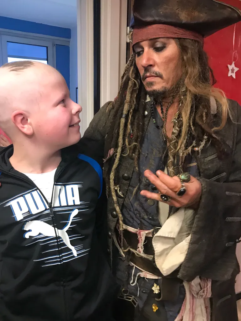 Johnny Depp kehastus Pariisi vähihaiglat külastades oma kõige kuulsamaks tegelaseks, piraadikapten Jack Sparrow'ks