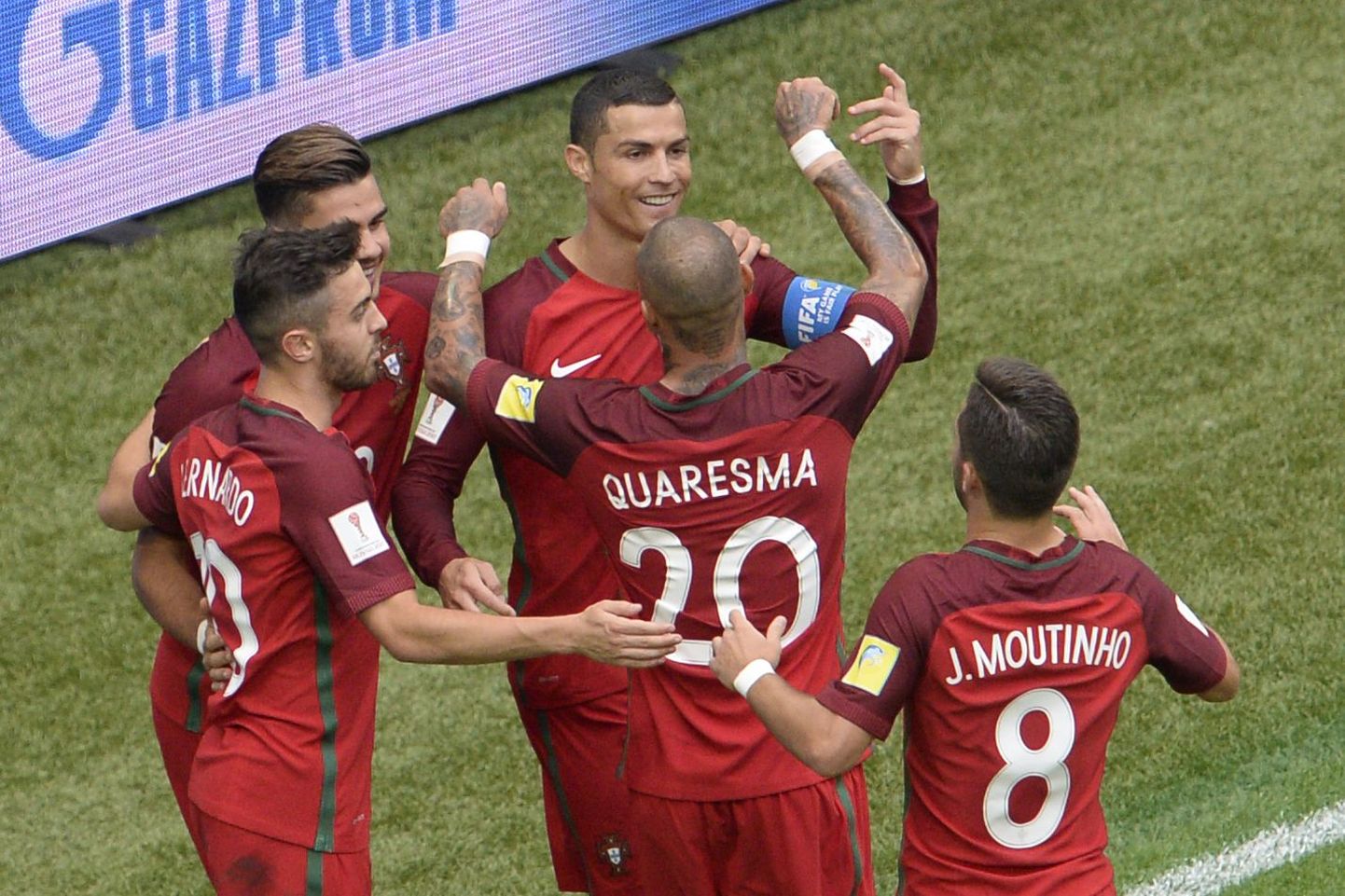 Portugallased tähistamas Cristiano Ronaldo väravat.