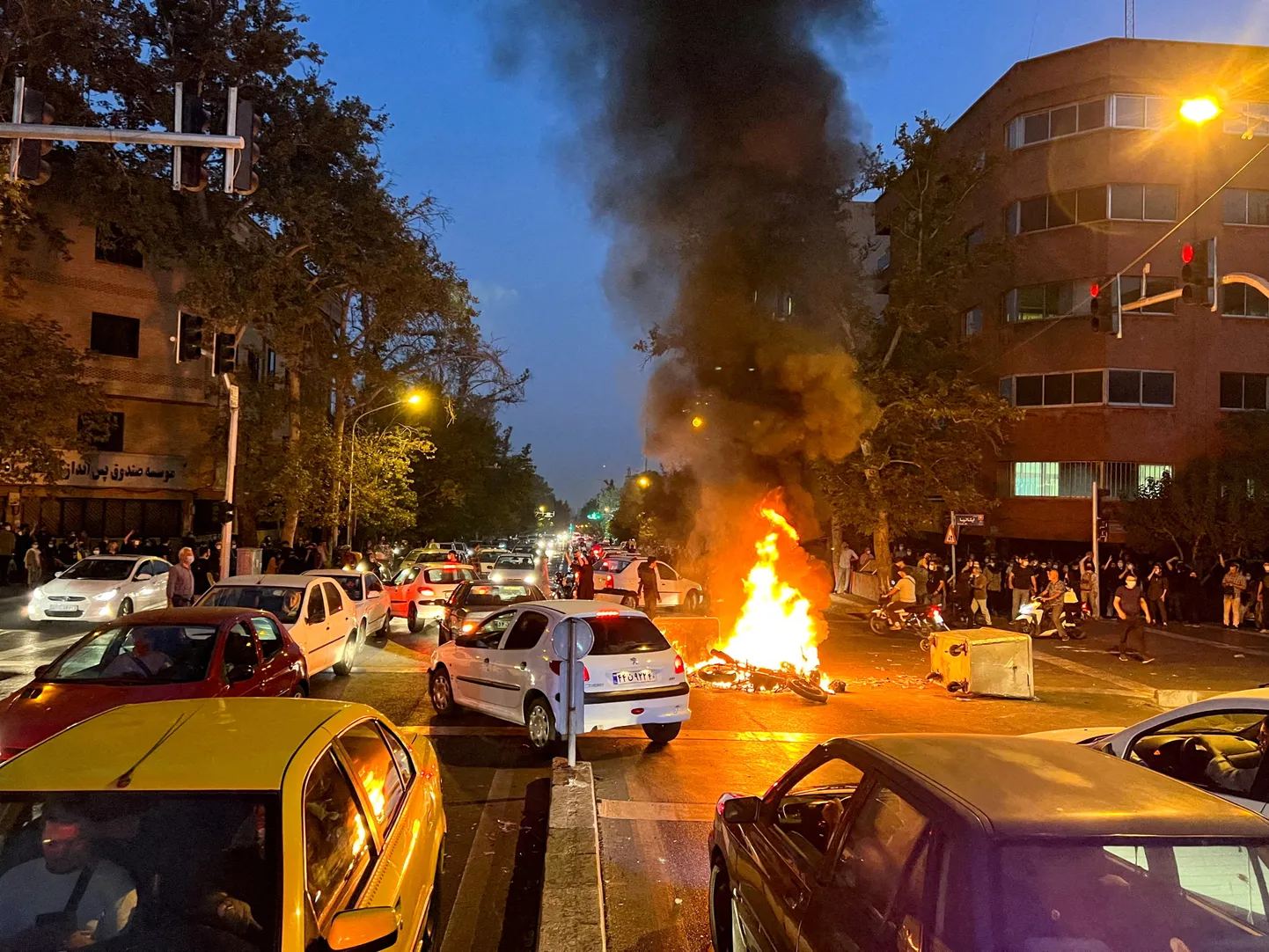 Протесты в Тегеране в связи со смертью Масхи Амини, арестованной за неправильное ношение хиджаба.