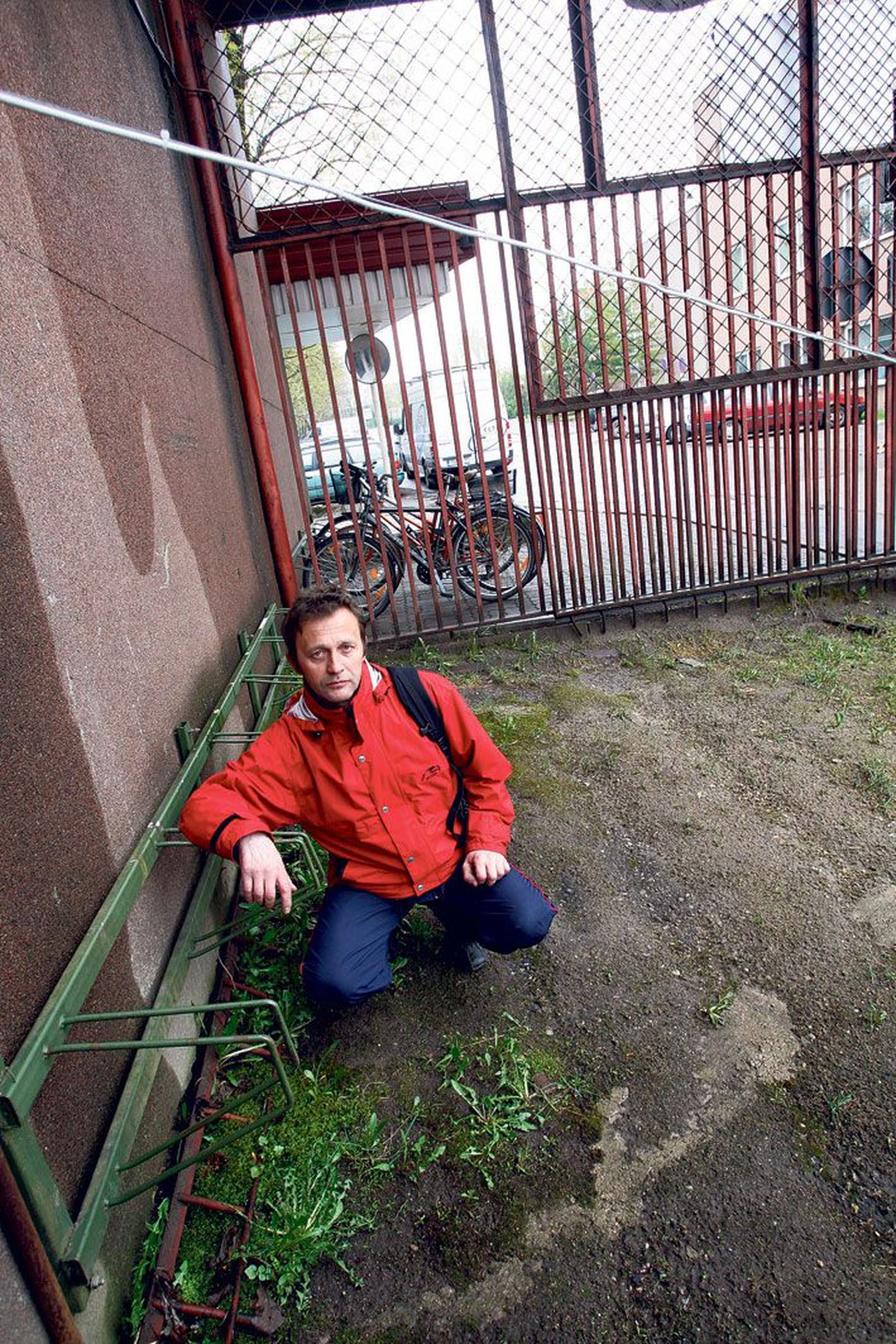 Kuldar Sarapuu näitab nõutult kohta värava taga, kust läks kaduma tema kaherattaline.