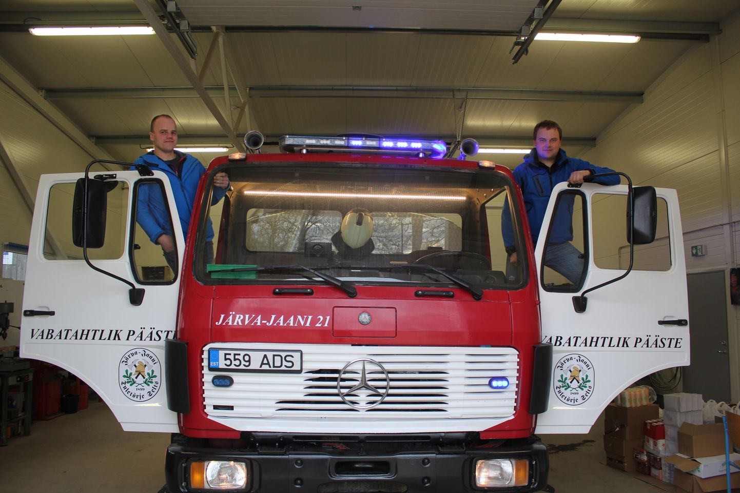 Järva-Jaani vabatahtlike päästjate ülesvuntsitud päästeauto ja remondiboks