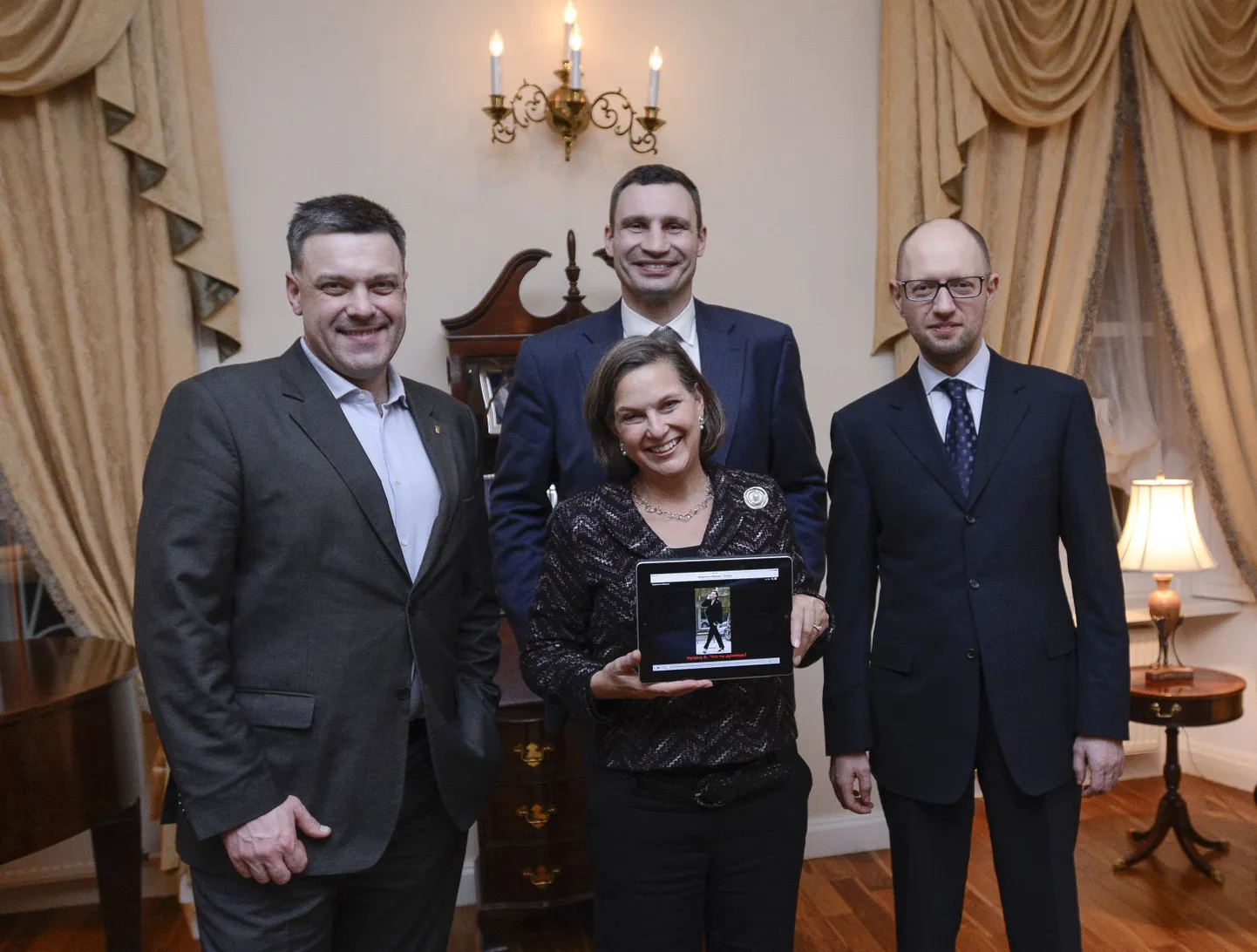Victoria Nuland (keskel) koos Ukraina opositsioonipoliitikutega.