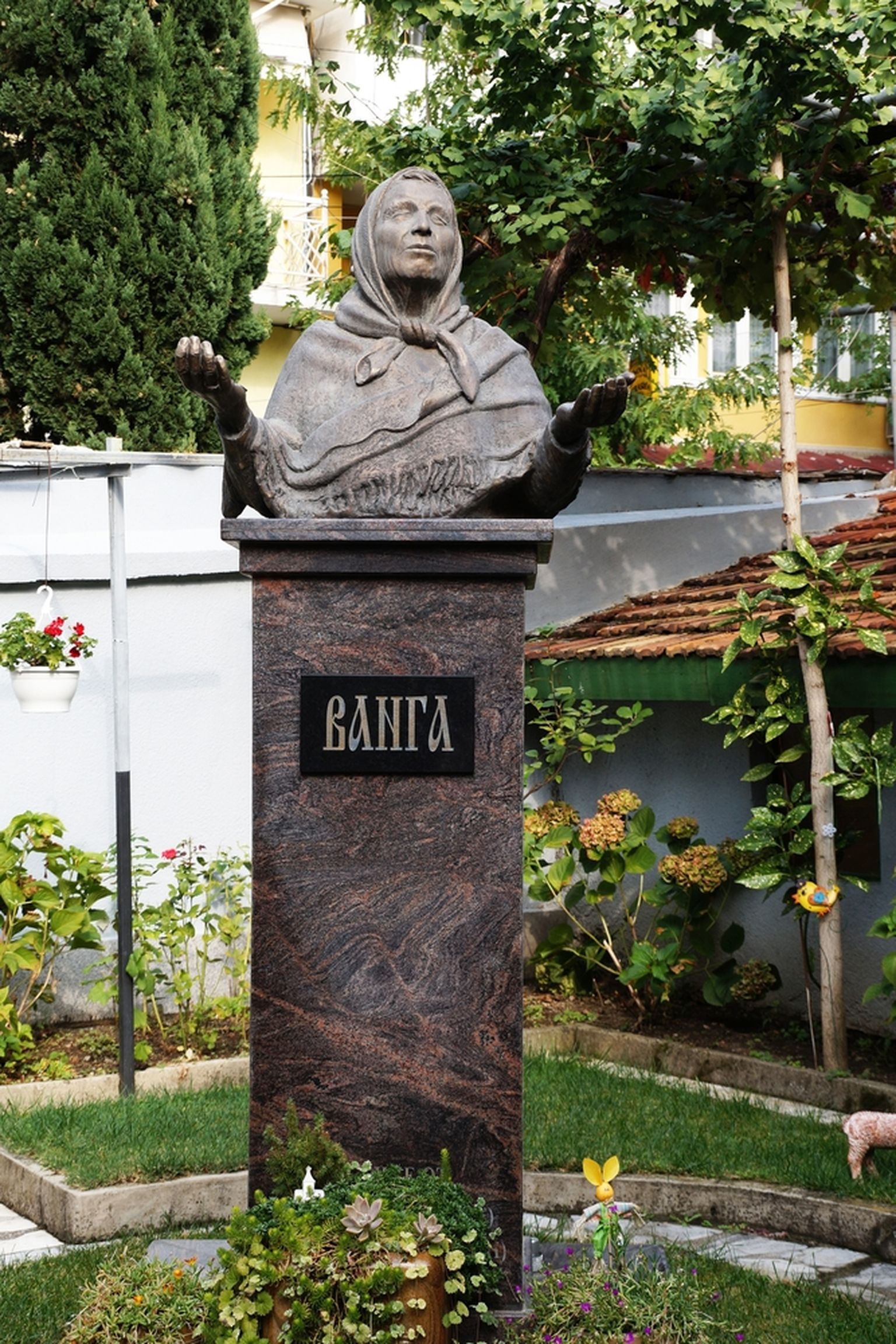 Bulgaaria selgeltnägija Baba Vanga mälestusmärk