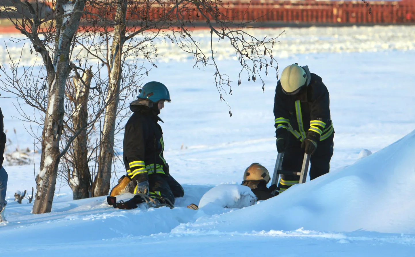 PRN01:KANALISATSIOONIKAEVUST LEITI NOORE NAISE SURNUKEHA : PÄRNU, EESTI,26JAN11-auk
al/FOTO ANTS LIIGUS PÄRNU POSTIMEES