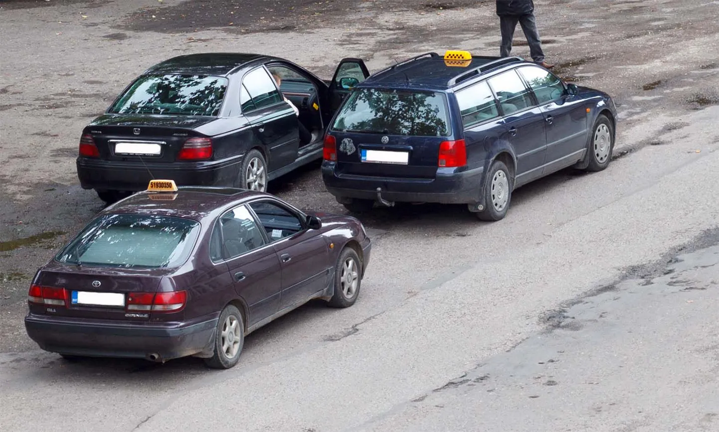 Valgas on taksojuhid üksiküritajad. See tähendab, et taga ei ole firmat ega kolleege, kellelt häda korral abi saada.