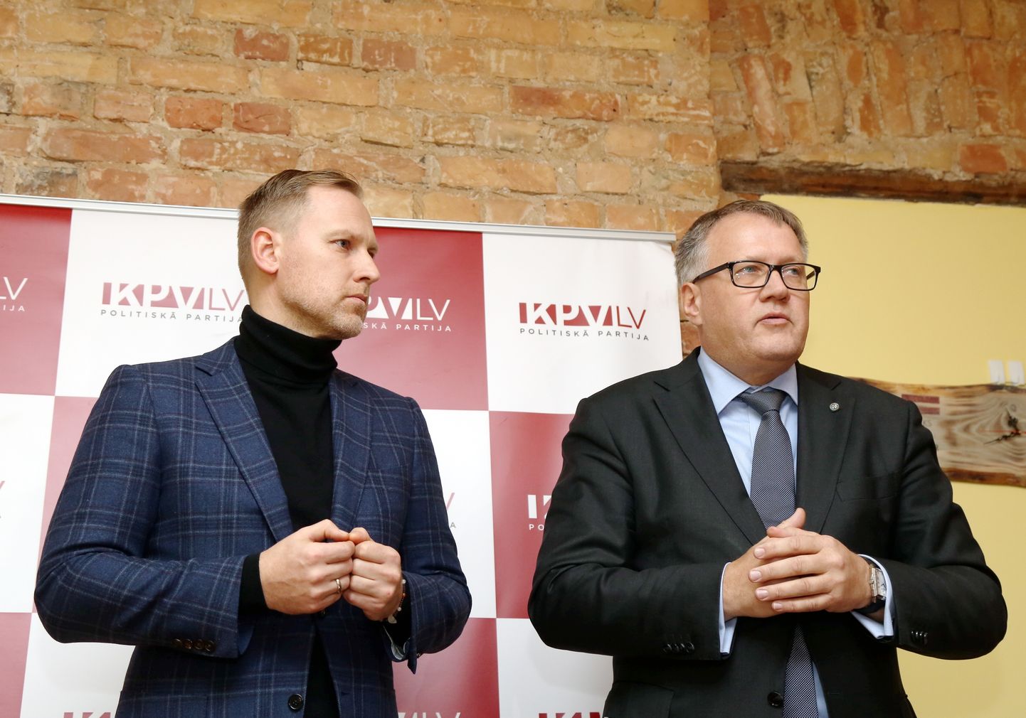 "KPV LV" pārstāvis - premjera amata kandidāts Aldis Gobzems (no kreisās) un partiju apvienības "Jaunā Vienotība" pārstāvis ekonomikas ministrs Arvils Ašeradens