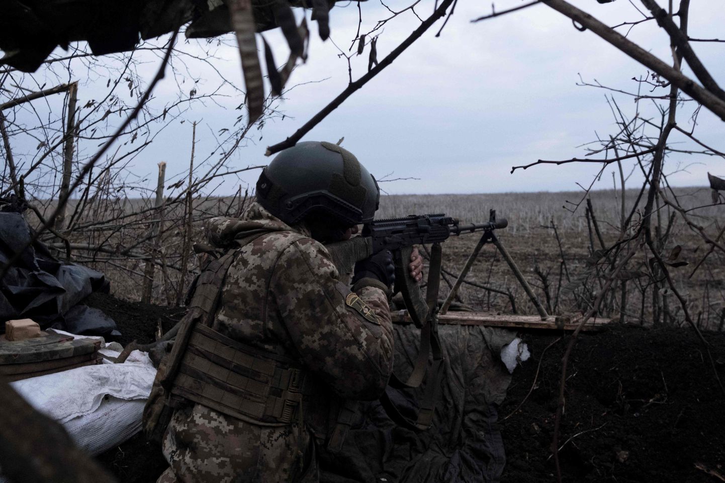Ukraina vabatahtliku armee sõdur positsioonil Bahmuti lähistel 11. märtsil 2023.