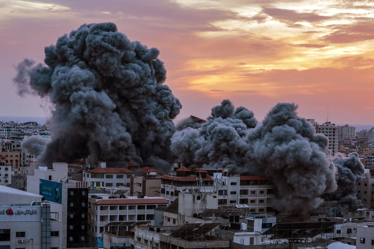 Suitsupilv Gaza kohal pärast Iisraeli rünnakut.