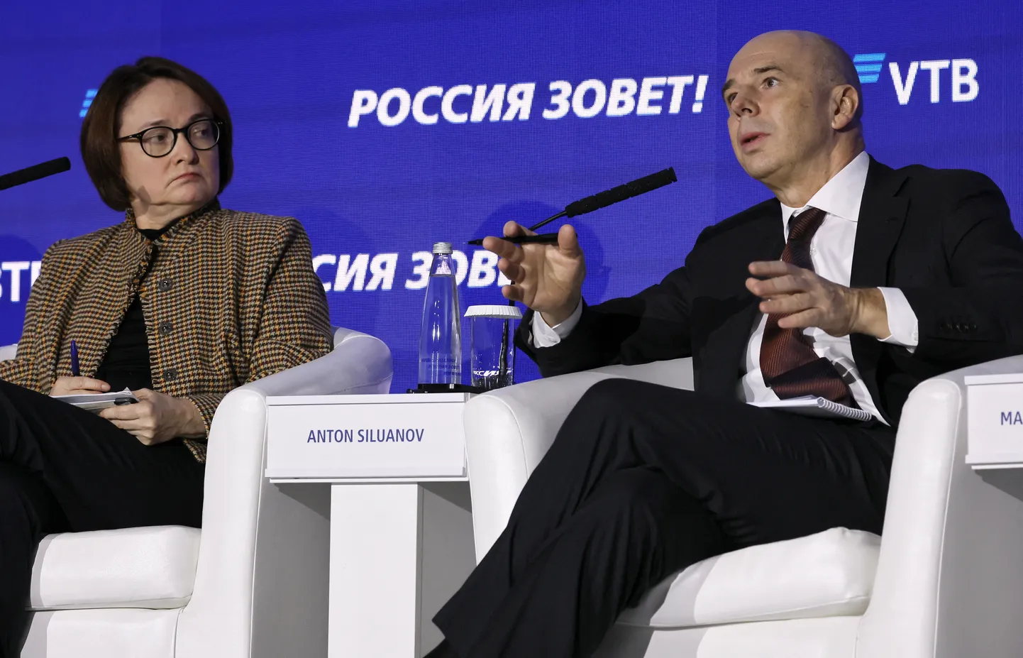 Председатель Центрального банка России Эльвира Набиуллина и министр финансов России Антон Силуанов на пленарном заседании инвестиционного форума ВТБ «Россия зовет» в Москве, Россия, 4 декабря 2024 года.