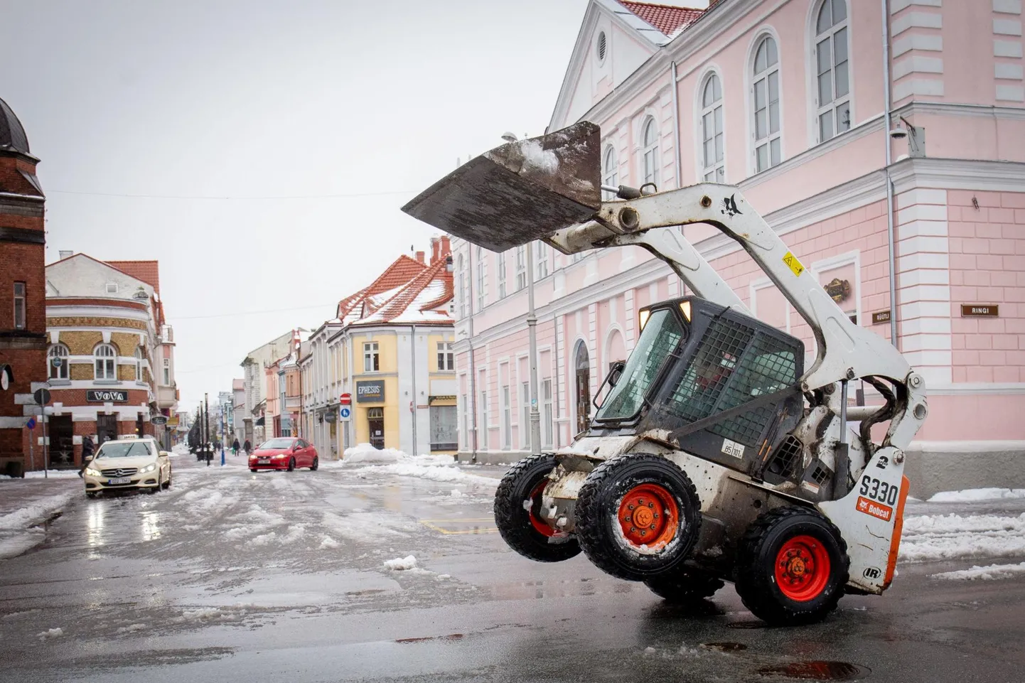Lumetormi järel olid teede ja tänavate puhastajatel käed-jalad tööd täis.