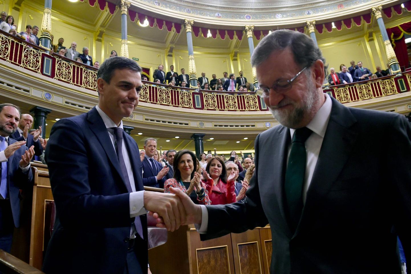 Võitja ja kaotaja: umbusaldushääletuse algatanud Pedro Sánchezest (vasakul) saab Hispaania peaminister, korruptsiooniskandaalidest määritud Rahvapartei juht ja nüüd juba endine peaminister Mariano Rajoy peab talle teed andma.
