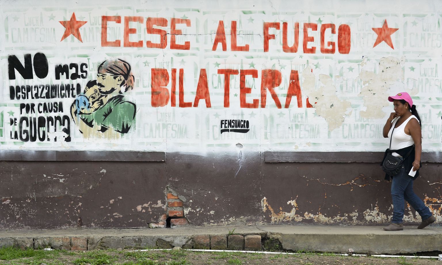 Poolsada aastat kestnud kodusõda on ära väsitanud mõlemad pooled. Cauca departemangu El Palo linnas on müürile kirjutatud «Kahepoolne relvarahu» ning «Aitab sõja jalust ümberasumisest». Cauca on olnud aastaid valitsusvägede ja sõjaväe ning geriljade risttules.