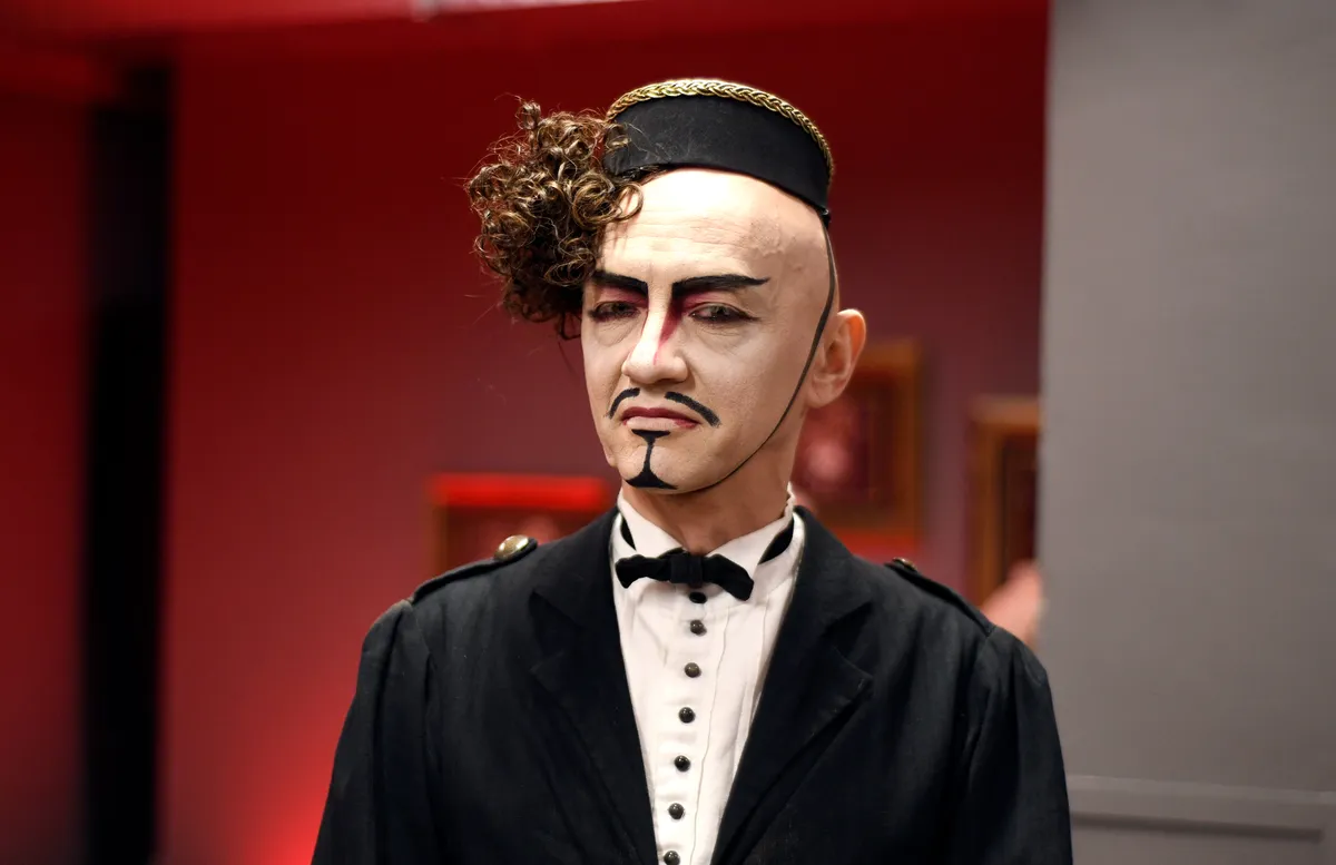 "Cabaret O!" aizkulises un tērpi
