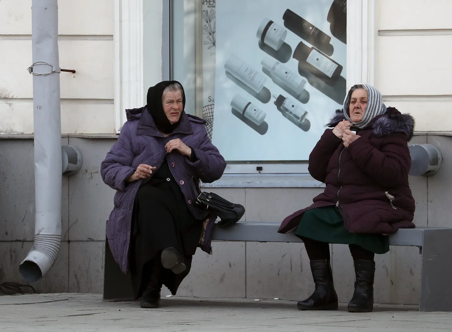 Liikumispiirangutest hoolimata võis eile Moskvas näha kaht eakat naist tänavapingil istumas. Ööpäevane koroonaviirusesse nakatunute arv tegi viimase ööpäevaga Venemaal rekordilise hüppe.