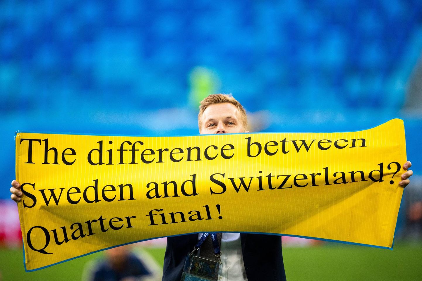 Rootsi koondislane Sebastian Larsson sai pärast Šveitsi alistamist pealtvaatajatelt plakati, millega võidukalt poseerida. Seal seisis: «Mis eristab Rootsit Šveitsist? Veerandfinaal!» FOTO: Joel Marklund/imago/Scanpix