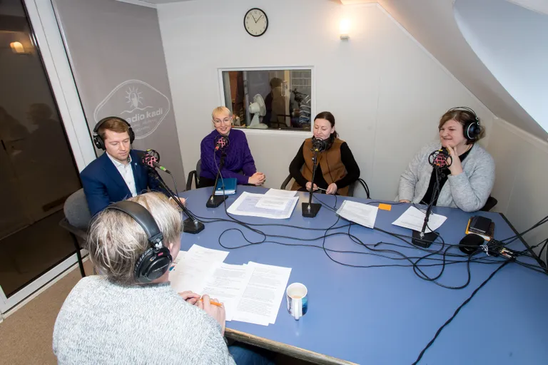 NOORTEVALDKONNA TEGIJAD kuulutasid eile koos saatejuhi Tõnis Kipperiga Kadi raadio eetris välja vallavanem Mikk Tuisk, Anneli Meisterson, Lindia Lallo ja Helle Kahm.