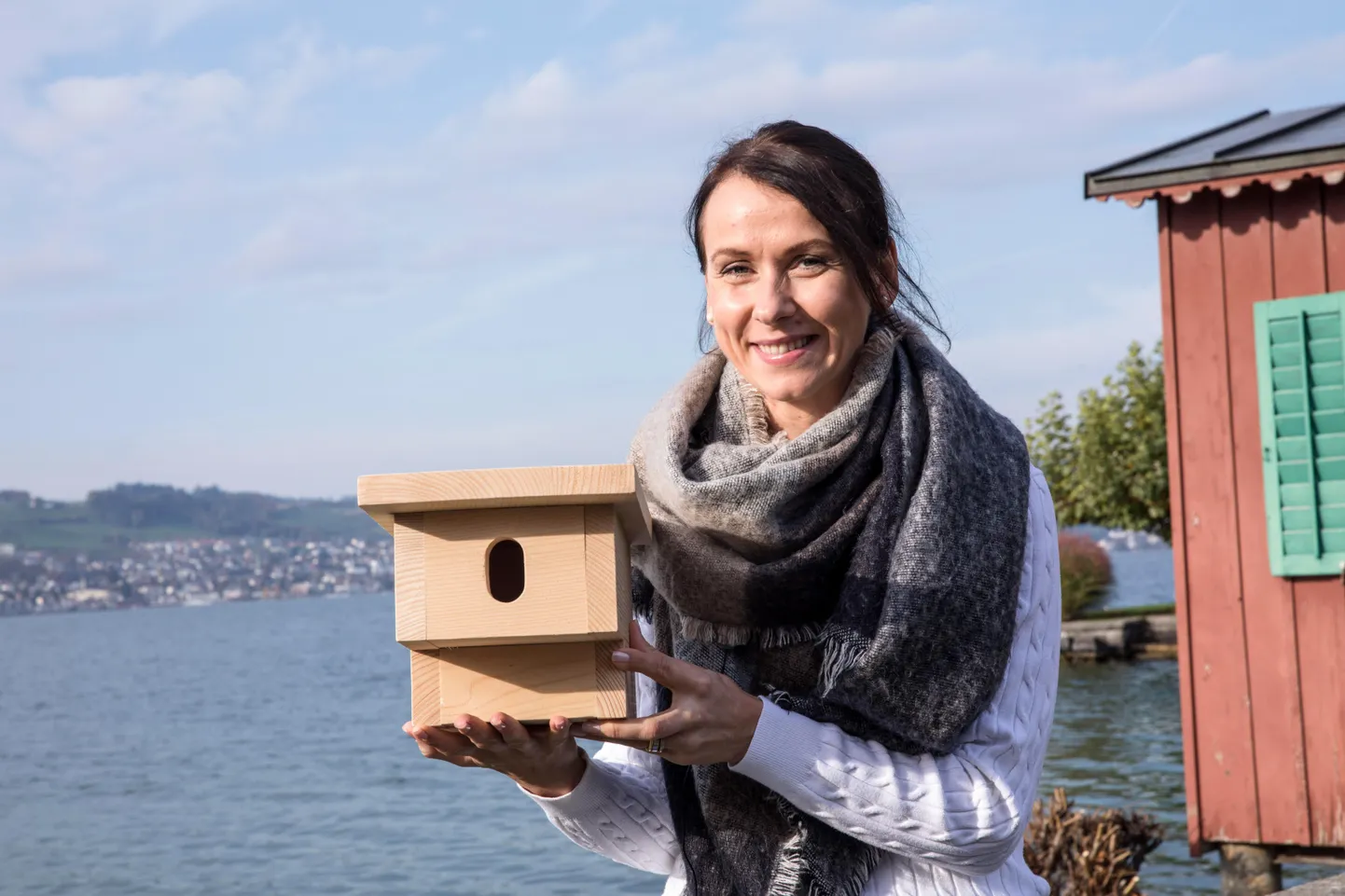 Mirjam 
Loertscheri sõnul on välismaal elavad eestlased nagu rändlinnud, kes ootavad, et koju tagasi tulla. Šveitsis elav Rõuge juurtega naine algatas projekti, et kinkida ohustatud väikelindudele sada pesakasti.