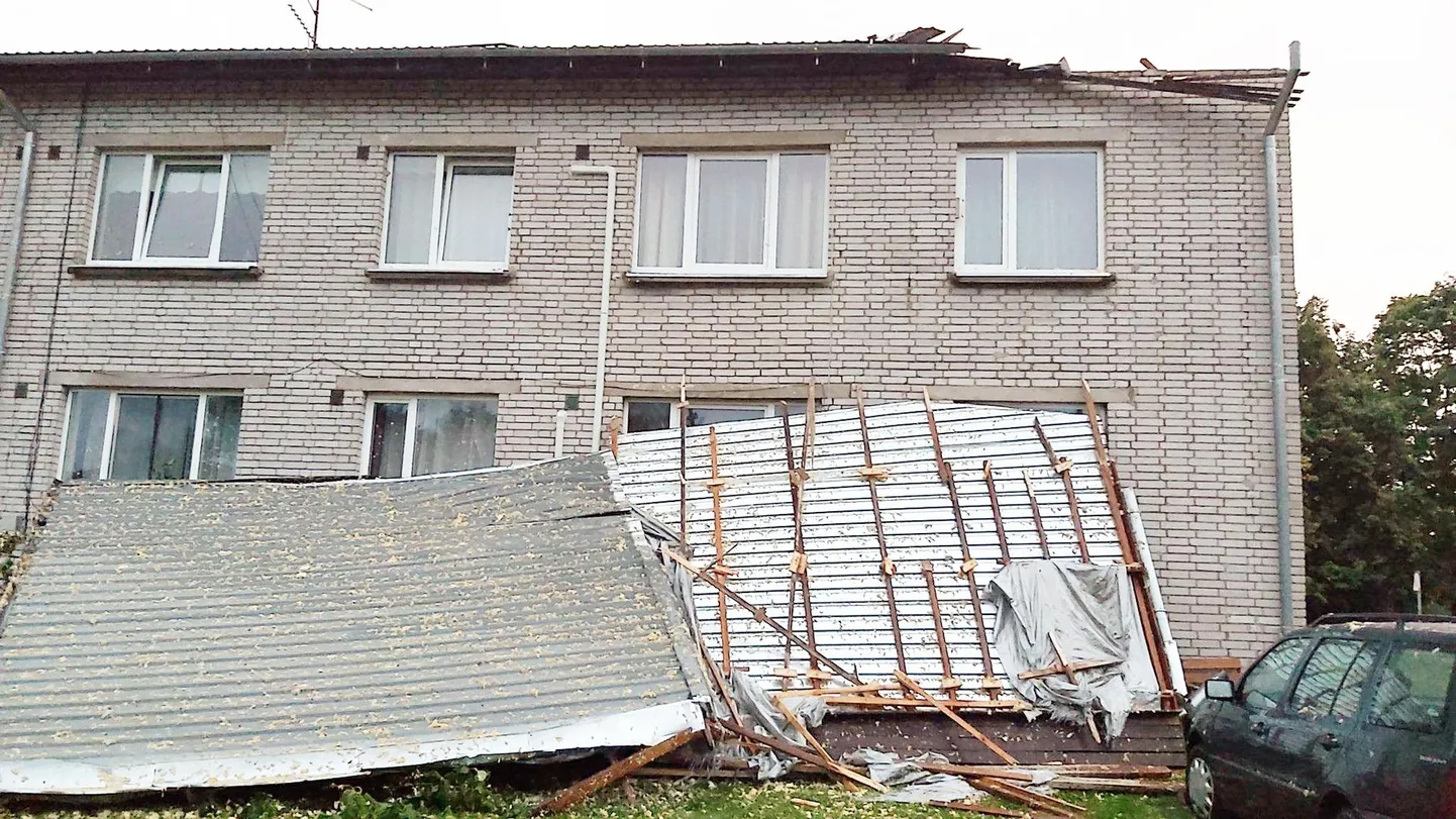 Äikesetormiga kaasnenud tugev tuul viis Räpinas Sireli tänaval asuvalt kortermajalt osa katusest.