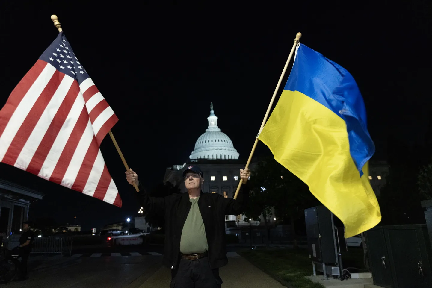USA pealinnas Washingtonis kogunesid senati hääletuse ajal Kapitooliumi hoone ette Ukraina toetajad.