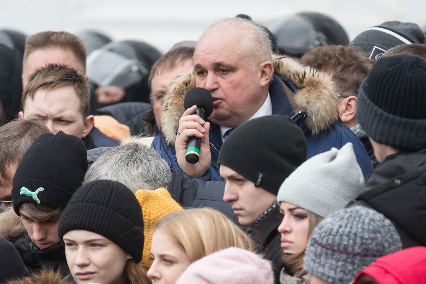 Kemerovo oblasti asekuberner Sergei Tsivilev (keskel) täna linna keskväljakul pöördumas inimeste poole.