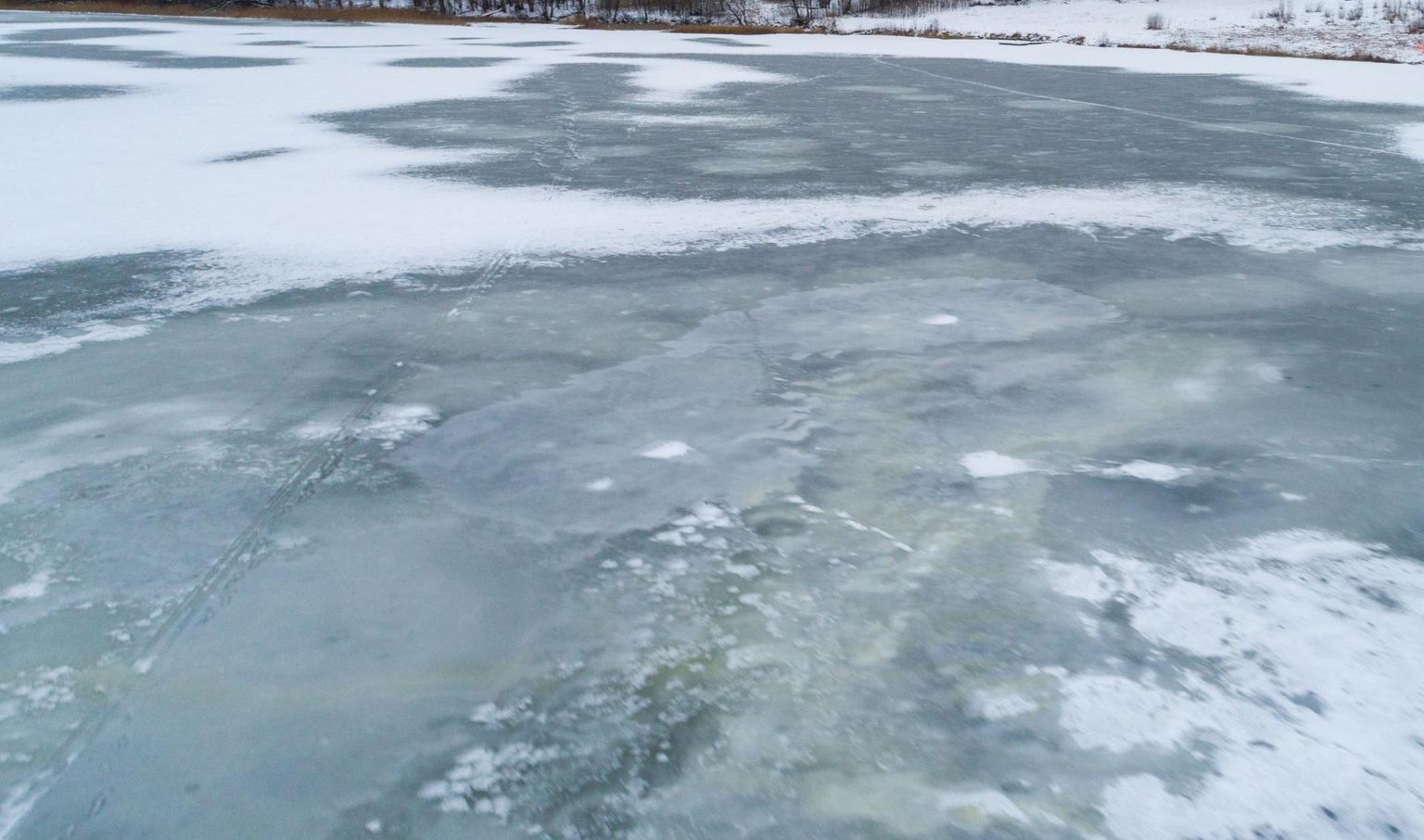 Päästeteenistus tuletab meelde, et veekogudel on jääolud väga erinevad ja homsest siseveekogude jääle enam minna ei tohi. 