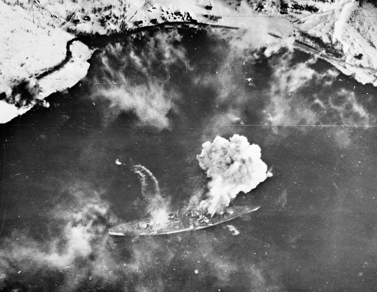 1944 - liitlaste õhurünnaku alla sattunud Tirpitzilt tõuseb suitsu. 1944. aastal üritasid liitlasväed korduvalt Winston Churchilli viha objektiks olnud lahinglaeva uputada. Sakslased vastasid sellele, varjudes kavalalt Põhja-Norra fjordidesse. Satelliitide-eelsel ajal oli ka 250-meetrise lahinglaeva leidmine raske ülesanne.