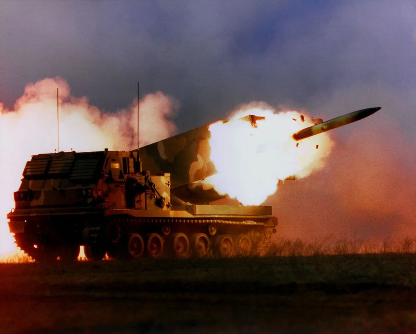 Lockheed Martini MLRS M270 raketipatarei, mida võib-olla kasutatakse tulevikus kineetiliste lõhkepeade väljastamiseks.