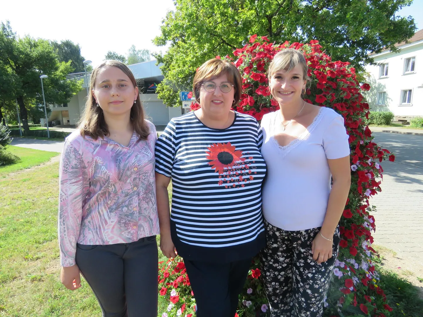 Ukrainlannad Otepääl: sõjapõgenik Mariia Rudik (keskel) koos tütre Oleksandra ning Otepää gümnaasiumi õpetaja Mariia Medvichukiga. Nad kõik on seotud kontserdi korraldamisega.