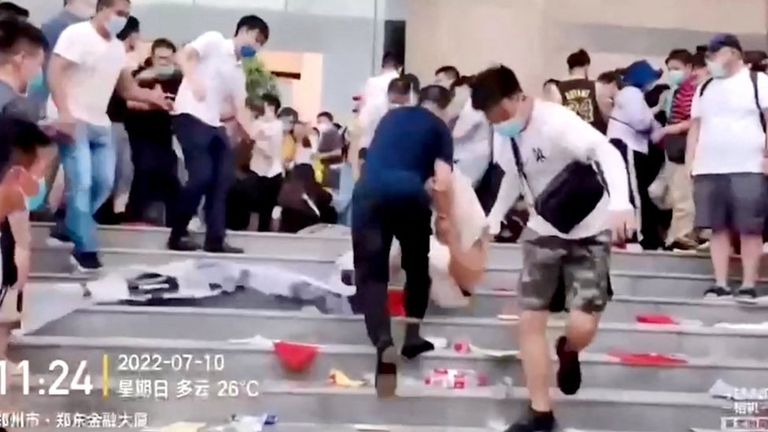 На одной из видеозаписей видно, как неизвестные мужчины тащат активиста вниз по ступенькам