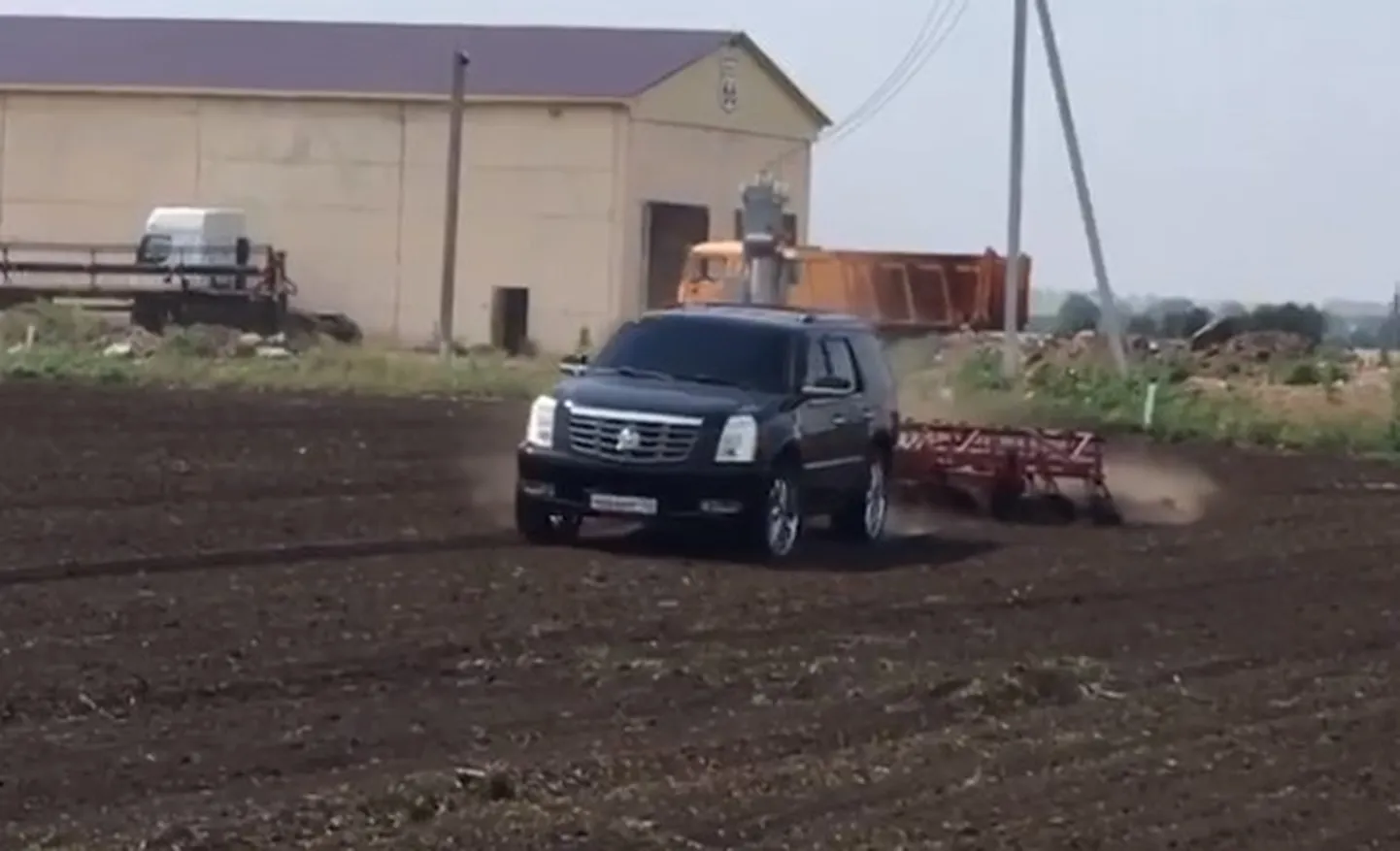 Escalade traktori eest!