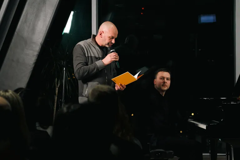 Lasa dzejnieks Sergejs Timofejevs.