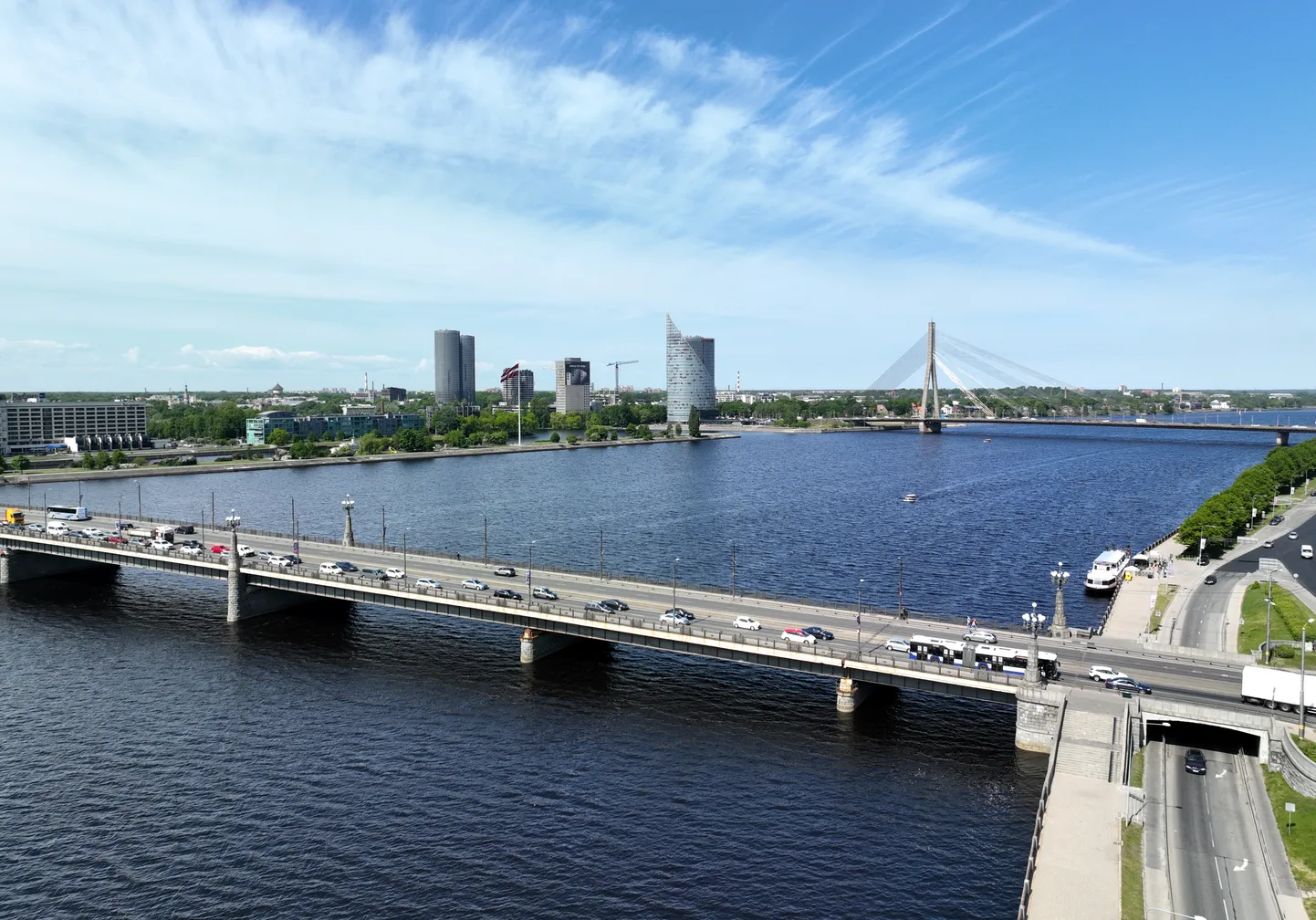 Каменный мост через Даугаву в Риге.