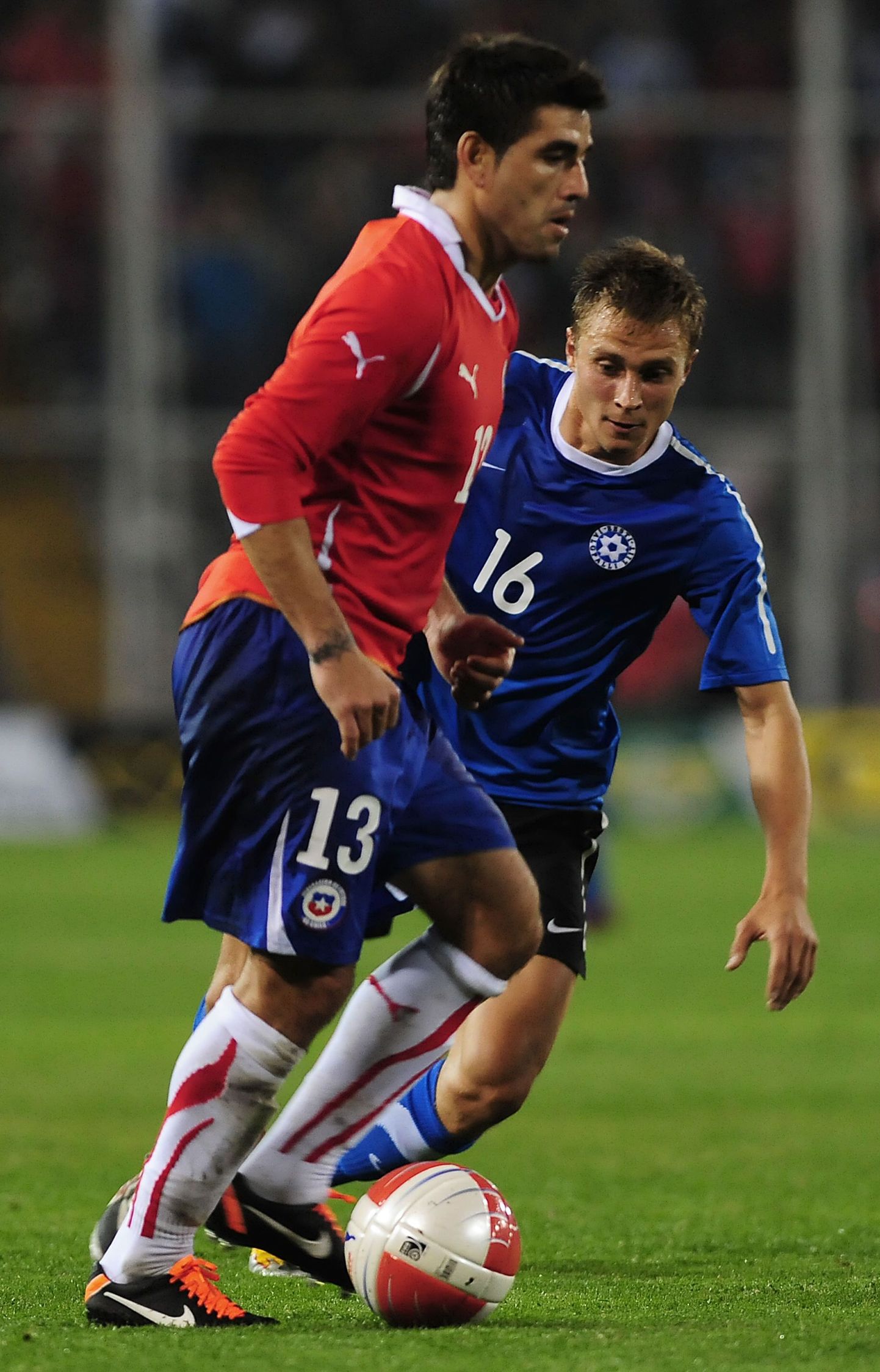 Герд Камс (справа) в матче за сборную Эстонии.
