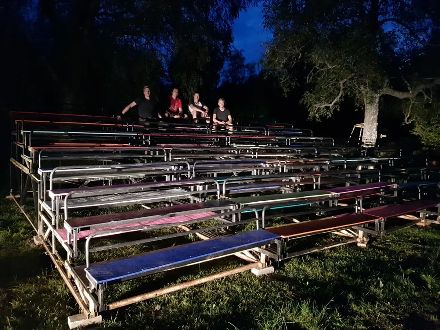 Järva-Jaani jalgpallistaadioni tribüün.
