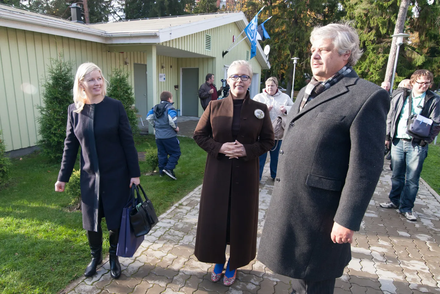 Narva-Jõesuu SOS-lasteküla avamisel 2012. aastal osales lasteküla patroonina ka tollane presidendiproua Evelin Ilves. Narva-Jõesuu kuus peremaja ei moodusta tavapärast lasteküla, vaid on hajutatud linna kinnistutele kahe maja kaupa.