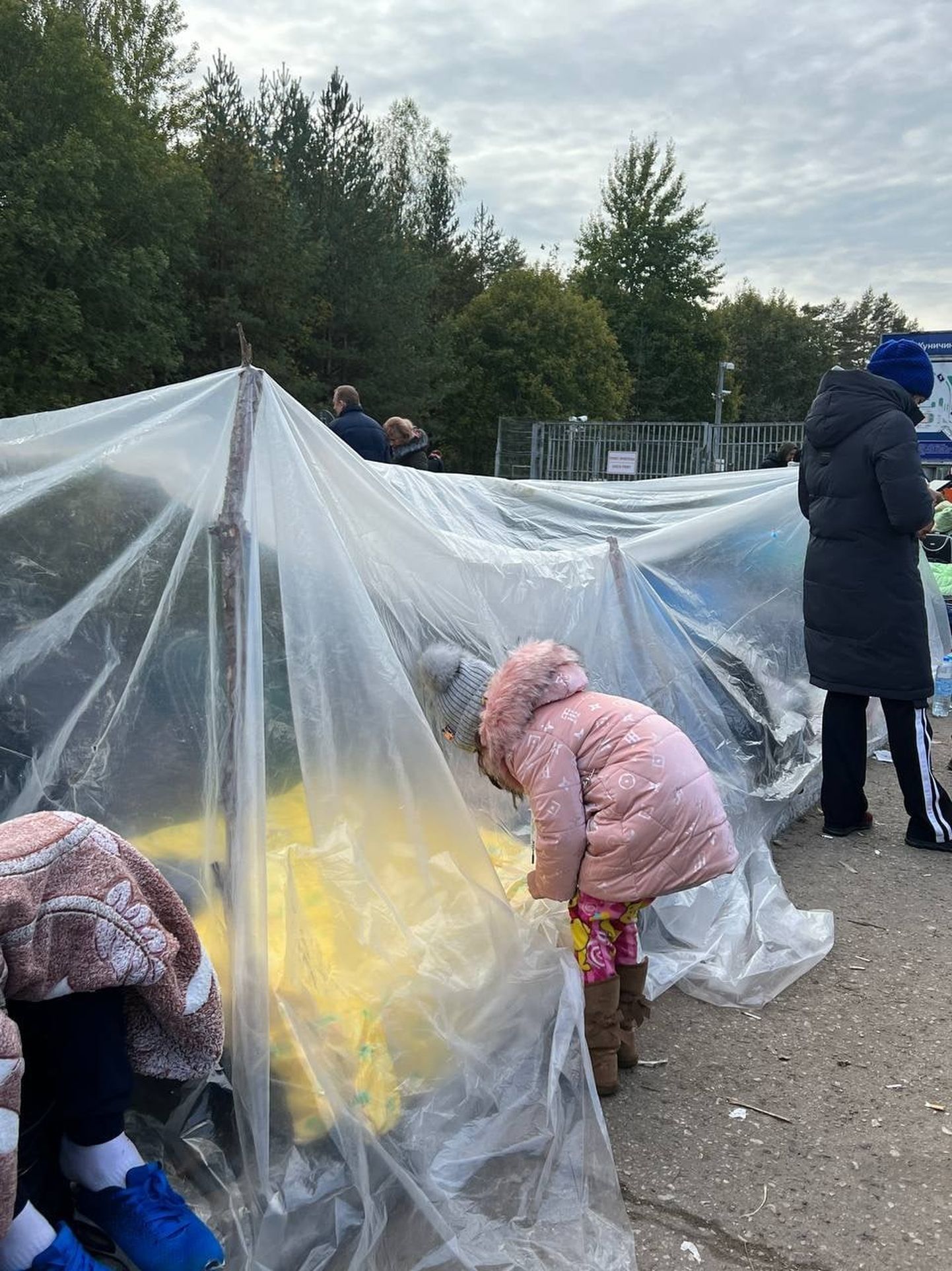 В субботу вечером беженцы, чтобы защититься от холода, установили самодельную палатку из полиэтилена.