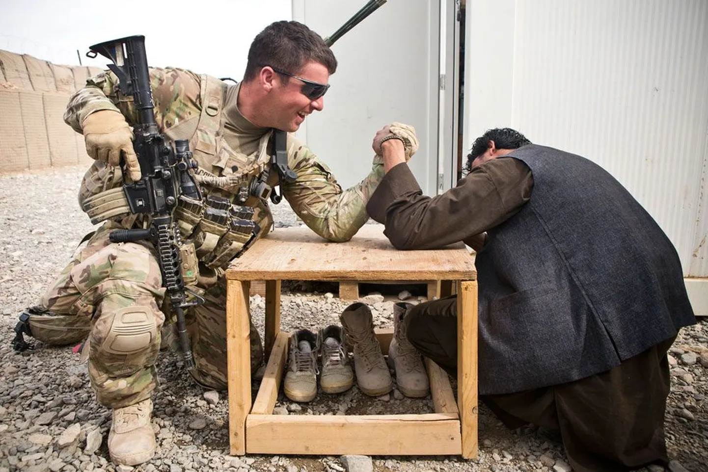 USA maaväe sõdur ja Afganistani politseinik jaanuaris Kandahari provintsis kätt surumas. Järgmise aasta lõpuks võtavad afgaanid võõrvägedelt üle kogu vastutuse julgeoleku tagamise eest. Neid jääb ilmselt nõustama 8000 – 12 000 koalitsioonisõdurit.