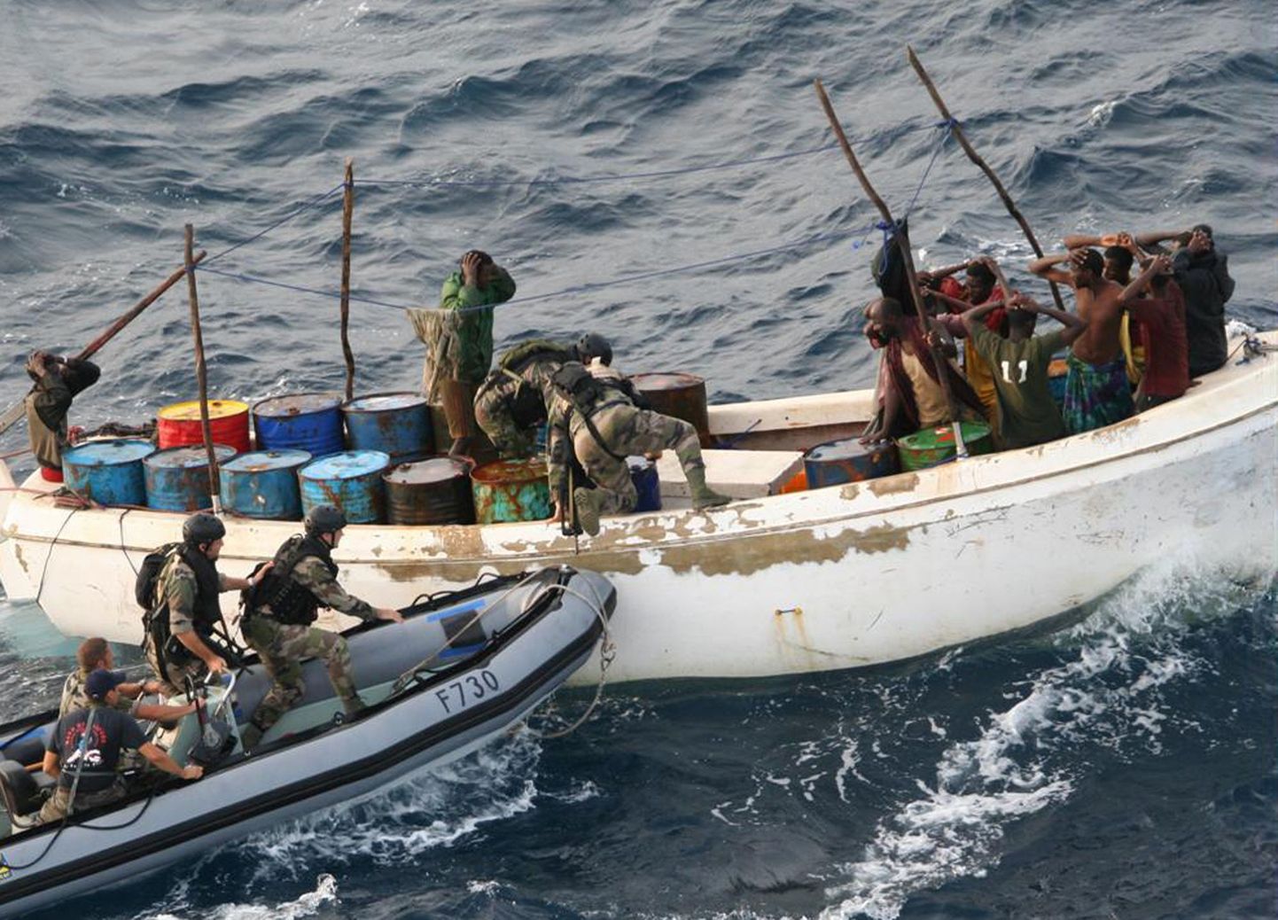 Prantsuse sõdurid 12. novembril Somaalia lähedal piraate vahistamas.