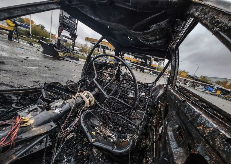 Сгоревшая машина в Днепре после российского обстрела