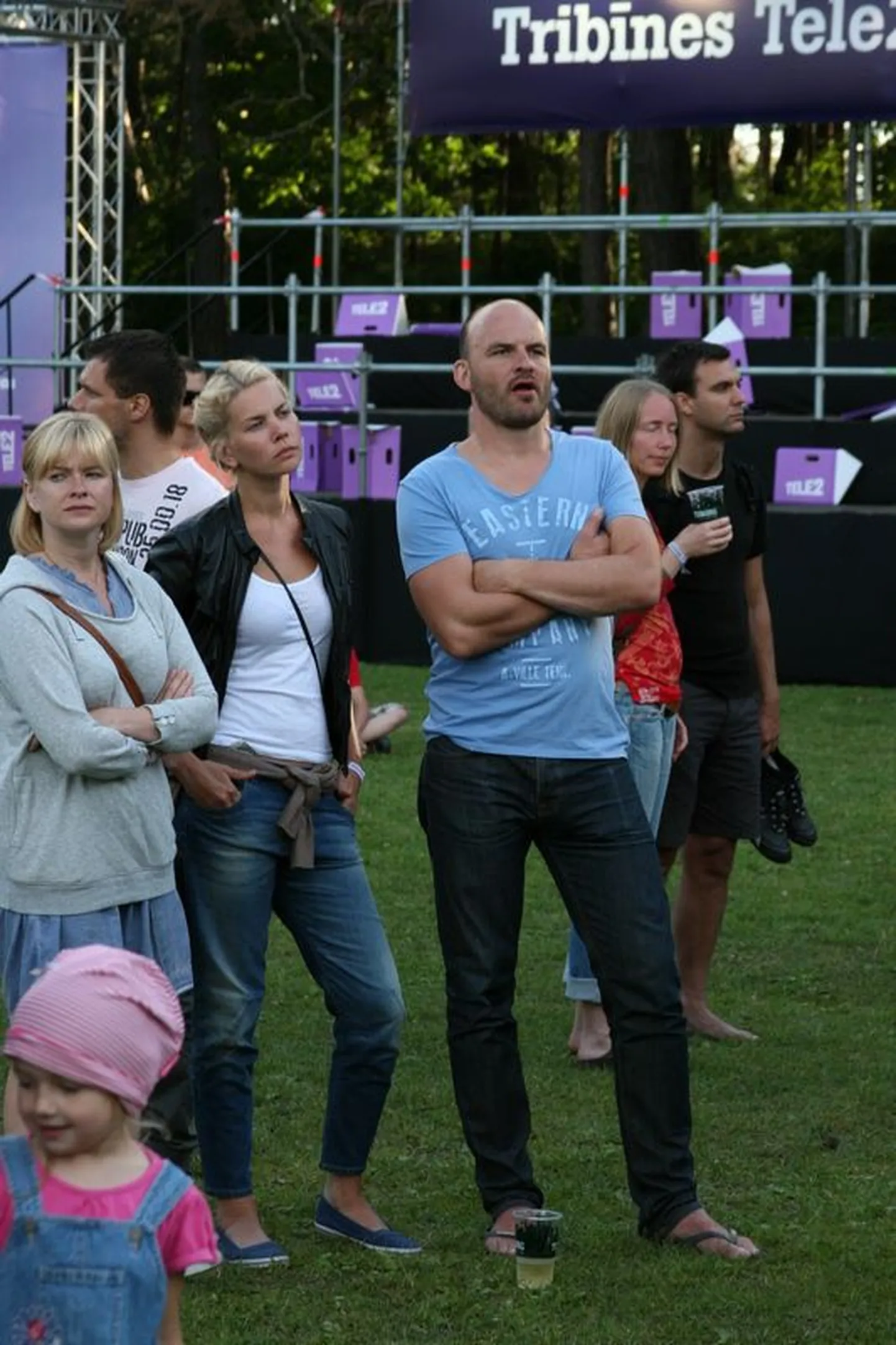 Muusikafestival Positivus, esimese päeva melu; Fotol Hanna-Liina Võsa, Kaija Serka ja Rasmus Kagge