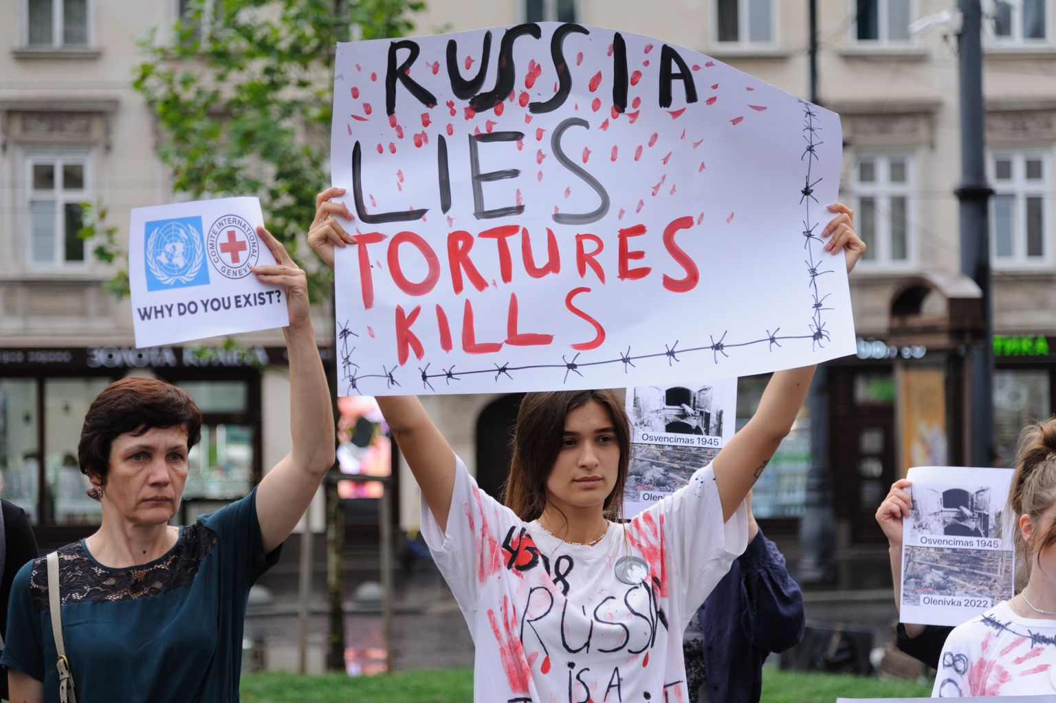 31. juulil Lvivis aset leidnud pikett Azvostali võitlejate päästmiseks Vene vägede vangistustest. «Venemaa valetab. Piinajad tapavad," on kirjutatud plakatil.»