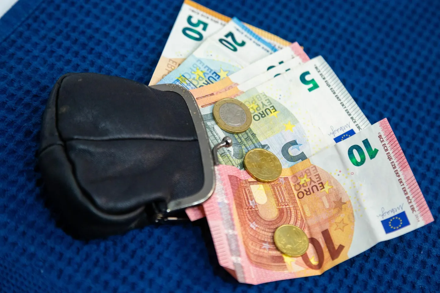 Stipendiumi suurus on ligikaudu 300 eurot kuus.